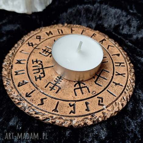 Ceramiczna podstawka rytualna Vegvísir z runami Futhark - handmade 10,5 cm