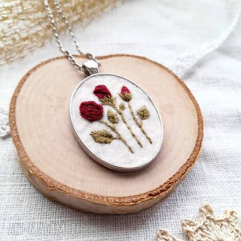 naszyjnik bordowe róże ogrodowe, haft ręczny, róża, dla romantyczki