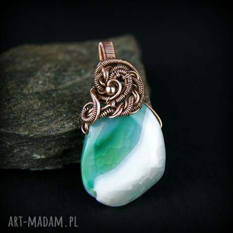 wisiorek wire wrapping z agatem, kamieniem miedziana biżuteria