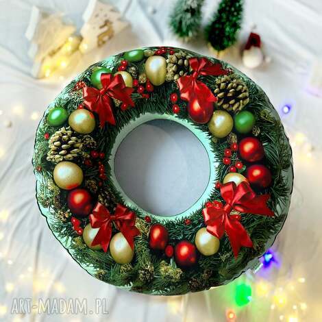 wieniec pączek poduszka ozdobna na pistacjowym tle, choinka, donut ozdoby