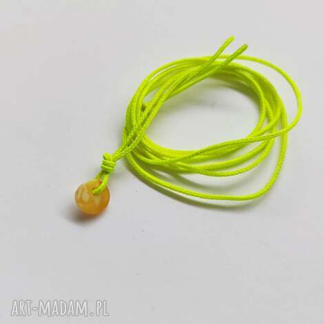 Okrągły wisiorek z bursztynem 8 mm - handmade - prezent dla niej