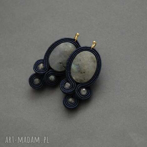 Granatowe klipsy sutasz z labradorytami - eleganckie i lekkie handmade