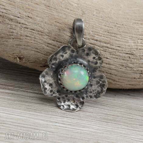 Opal z Etiopii w srebrze 925 i 999 - kobiecy wisiorek kwiatek handmade