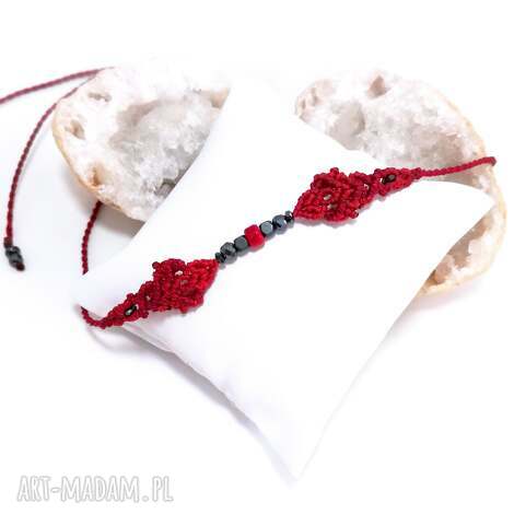 Czerwony choker z koralem w mikromakramie - naszyjnik regulowany