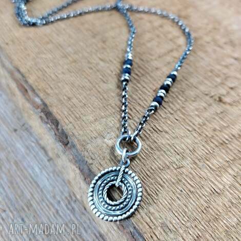 naszyjnik - obręcze z szafirem, srebro oksydowane, srebro 925, wisiorek