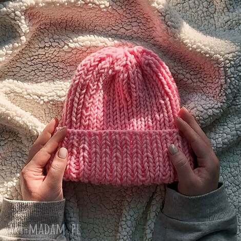 krótka czapka beanie handmade z pomponem - jasnoróżowa, wykonana na drutach
