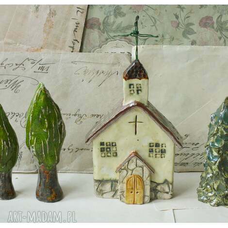 Kościół ceramiczny z drzewami, krzyżem i choinką - handmade