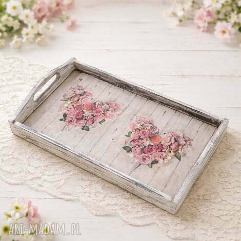 Drewniana taca decoupage z różowymi sercami - rękodzieło
