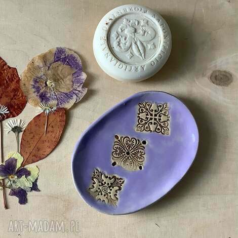 Fioletowa mydelniczka ceramiczna ręcznie robiona z odpływem 13 x 9,5 cm
