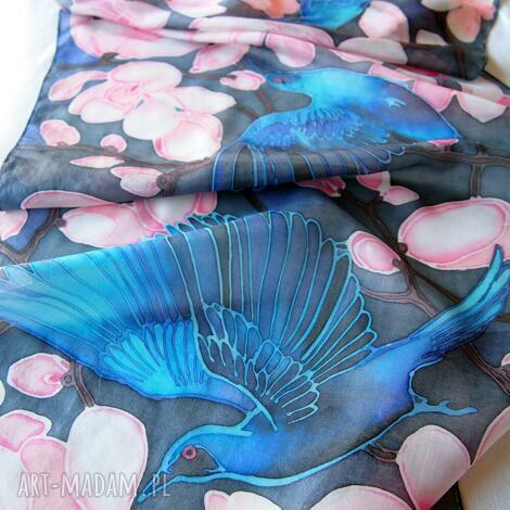 jedwabny szal ręcznie malowany niebieskie ptaki, szpaki magnolia apaszka apaszki