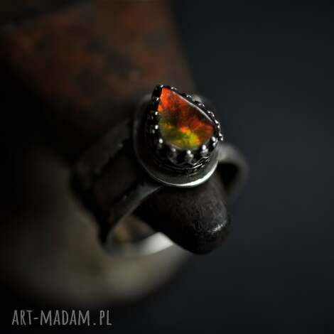 pierścień z ammolitem, bogate zdobnictwo srebrny pierścionek, szeroka obrączka