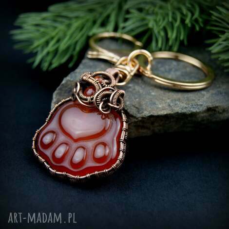 Brelok z karneolem - psia lub kocia łapka ręcznie robiona (wire wrapping)