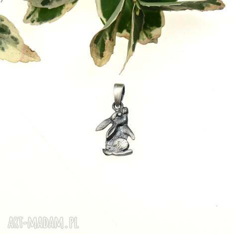 Zawieszka z zajączkiem mini szarym - srebro 925 oksydowane, handmade