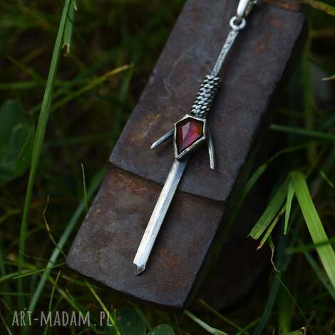 naszyjnik srebrny miecz z granatem - wiedźmin, miecz wiedźmiński wiedźma