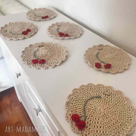 szydełkowe podkładki, sznurek, serwetka bieżnik, stół
