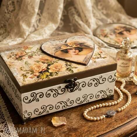 Drewniane pudełko decoupage z reliefami - dama i róże