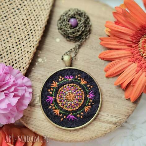 Naszyjnik Mandala Boho z Rubinem - haftowany na czarnym filcu (wisior)