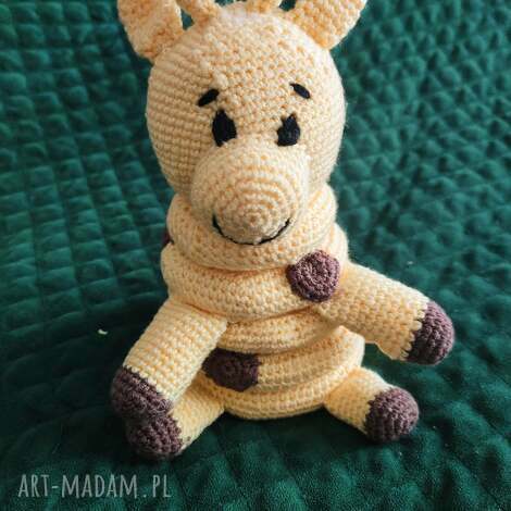 zabawna żyrafa - edukacyjna piramida z włóczki, maskotka szydełkowa