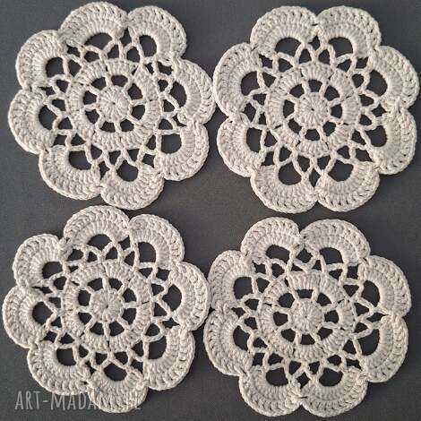 Serwetki małe 11 cm kredowe - komplet 4 szt ręcznie robione na szydełku z bawełny