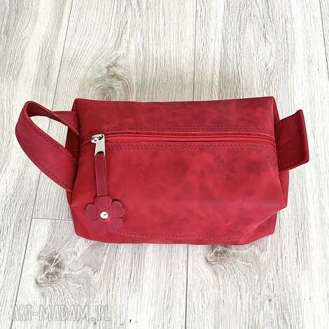 czerwona duża kosmetyczka skórzana, ze skóry