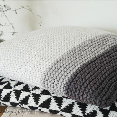 klasyczna poduszka, dziergana bawełna, guziki paski grafit