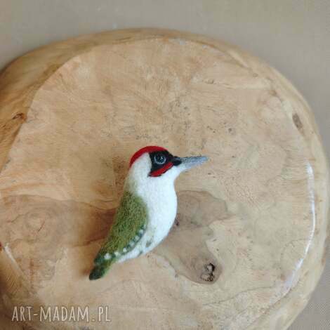 Broszka filcowana Dzięcioł zielony z wełny owczej - handmade dla miłośników ptaków