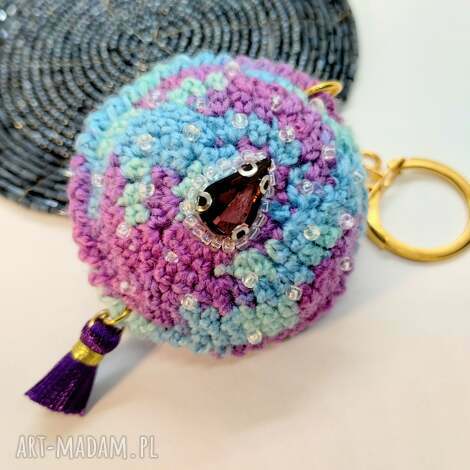brelok szydełkowy fioletowo - niebieski z kryształkiem, zawieszka szydełkowa
