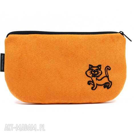 kosmetyczka piórnik z pomarańczowego eko zamszu wyszytym kotkiem, kotek haft