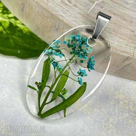 Owalny medalik z kwiatem smagliczki w żywicy - wisiorek handmade