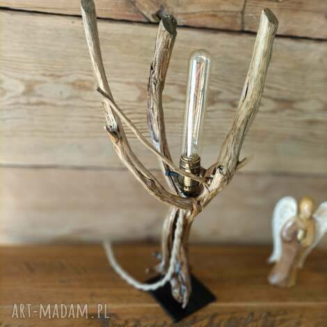 drewniana lampa na stolik