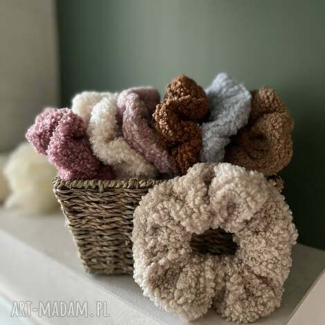 miękka, puszysta gumka do włosów scrunchie beżowa, zimowa ozdoba, mini prezent