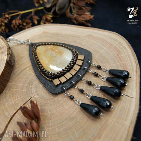wisior skórzany z onyksami i skamieliną, naszyjnik kamieniem, onyksem