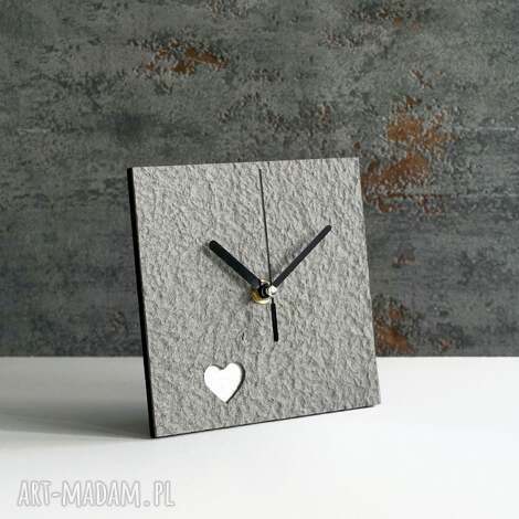 szary zegar z sercem - prezent na walentynki dla męża ekologiczne