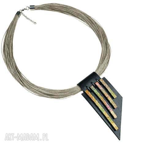 czarna skórzana duża zawieszka z kolorowym akcentem na naszyniku lnianym