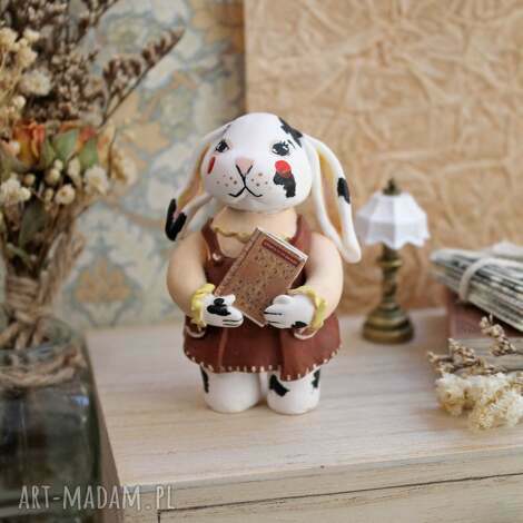 króliczek z książką, figurka królik, prezent dla czytelnika, urocze zwierzątko