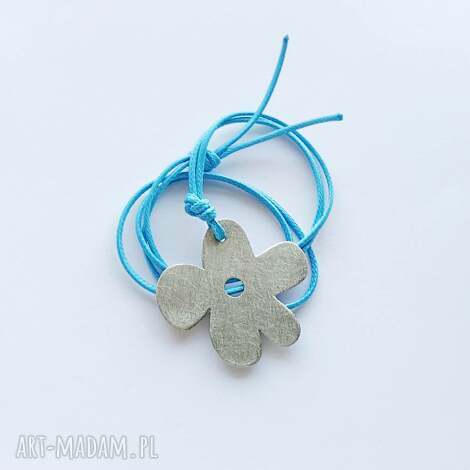 Handmade wisiorek KWIAT z matowej alpaki - turkusowy sznurek