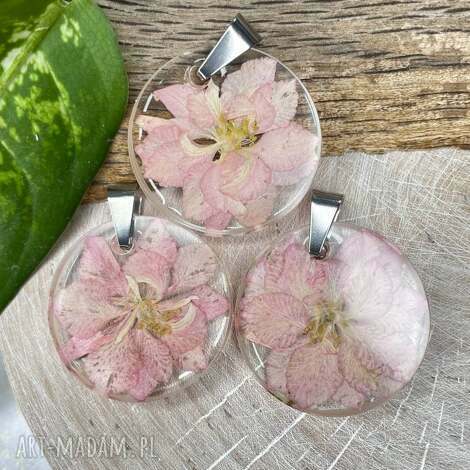 Okrągły wisiorek handmade z pastelową lobelią w żywicy - Herbarium Jewelry