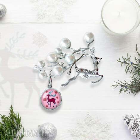 przypinka duża broszka renifer z perłami i zawieszką, broszka z perłami