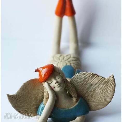 anioł leżący w beretce, aniołek, anielica ceramika