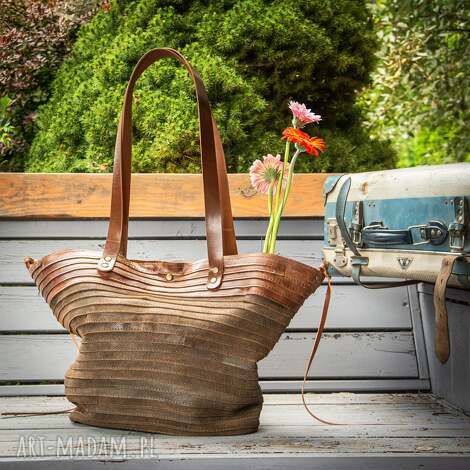 na ramię brązowa torebka - wyjątkowo praktyczna, lekka i przyjemna w dotyku