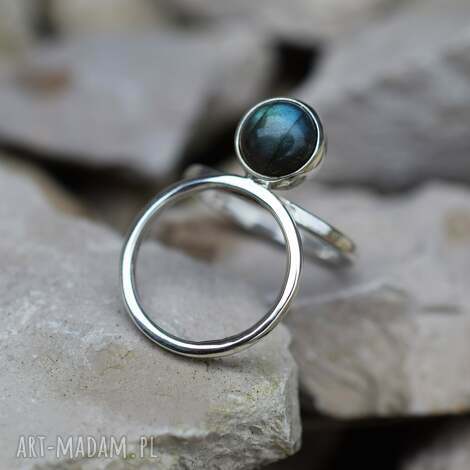 geometryczny pierścionek z labradorytem minimalizm, srebrny pierścień