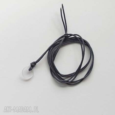 Okrągły wisiorek handmade na sznurku - szary