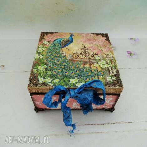 drewniana szkatułka na metalowych nóżkach z pawiem, zdjęcia, biżuterię