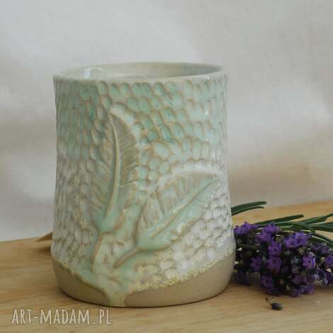Mały kubek ceramiczny z gliny 