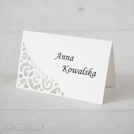 zaproszenia winietki laserowy wzór, etykietki nazwiska goście stół