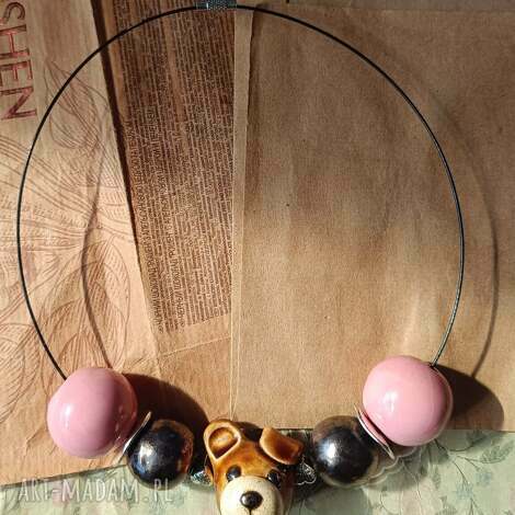 Korale z misiem pudrowy róż - ceramika handmade