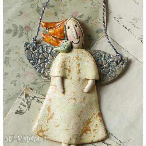 Aniołek z ptaszkiem na ramieniu piaskowy - ceramika handmade do zawieszenia (art-Madam.pl)