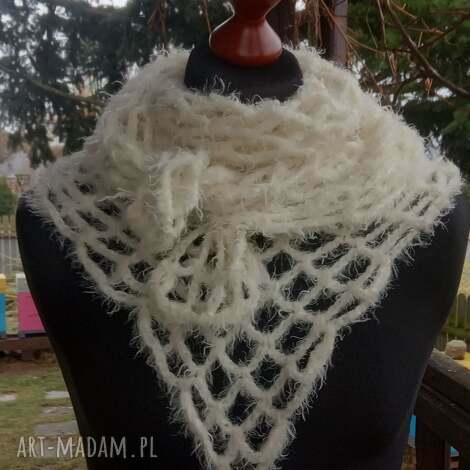 chusta kremowy puszek z moheru, szal