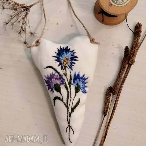 Lniane serduszko z haftem chabrów - romantyczna zawieszka handmade