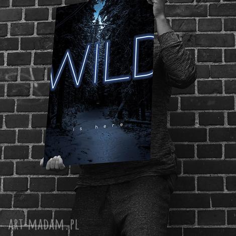 Neonowy plakat Wild Is Here - grafika lasu w czarnej drewnianej ramie B2 50x70 cm